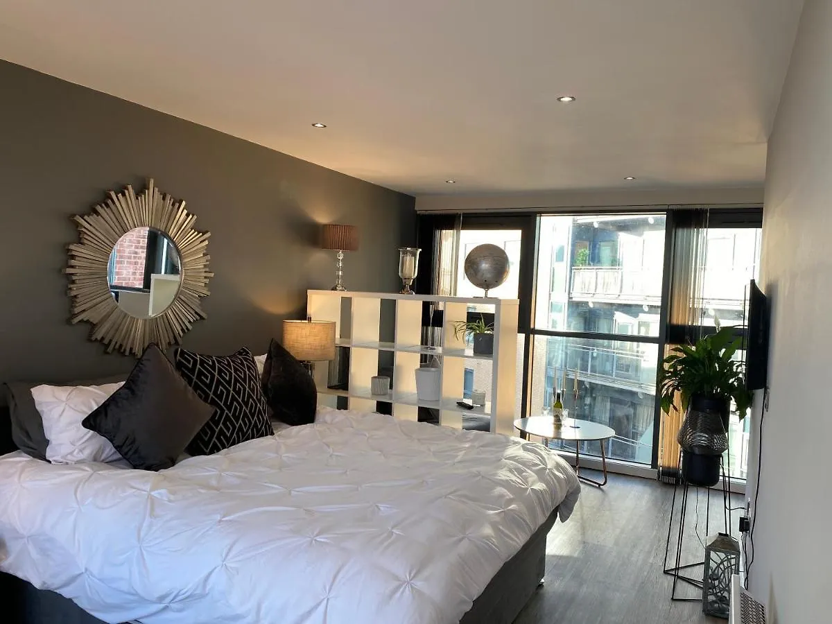 Deluxe City Centre Studio Apartment With Balcony & City Views - Free Wifi Netflix, Gym Access - Westone Sheffield