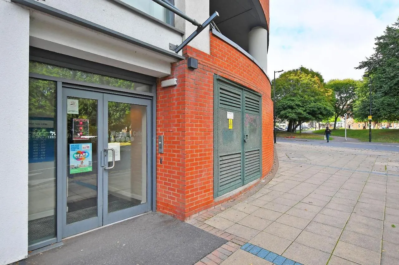 Deluxe City Centre Studio Apartment With Balcony & City Views - Free Wifi Netflix, Gym Access - Westone Sheffield